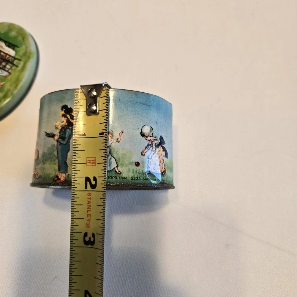 Vintage Shackman 1976 Ladies Picnic Oval Tea Tin and Lid
